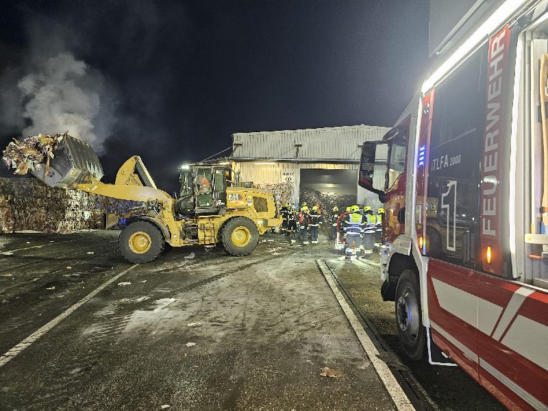 Brand in Lagerhalle (Bild 3)